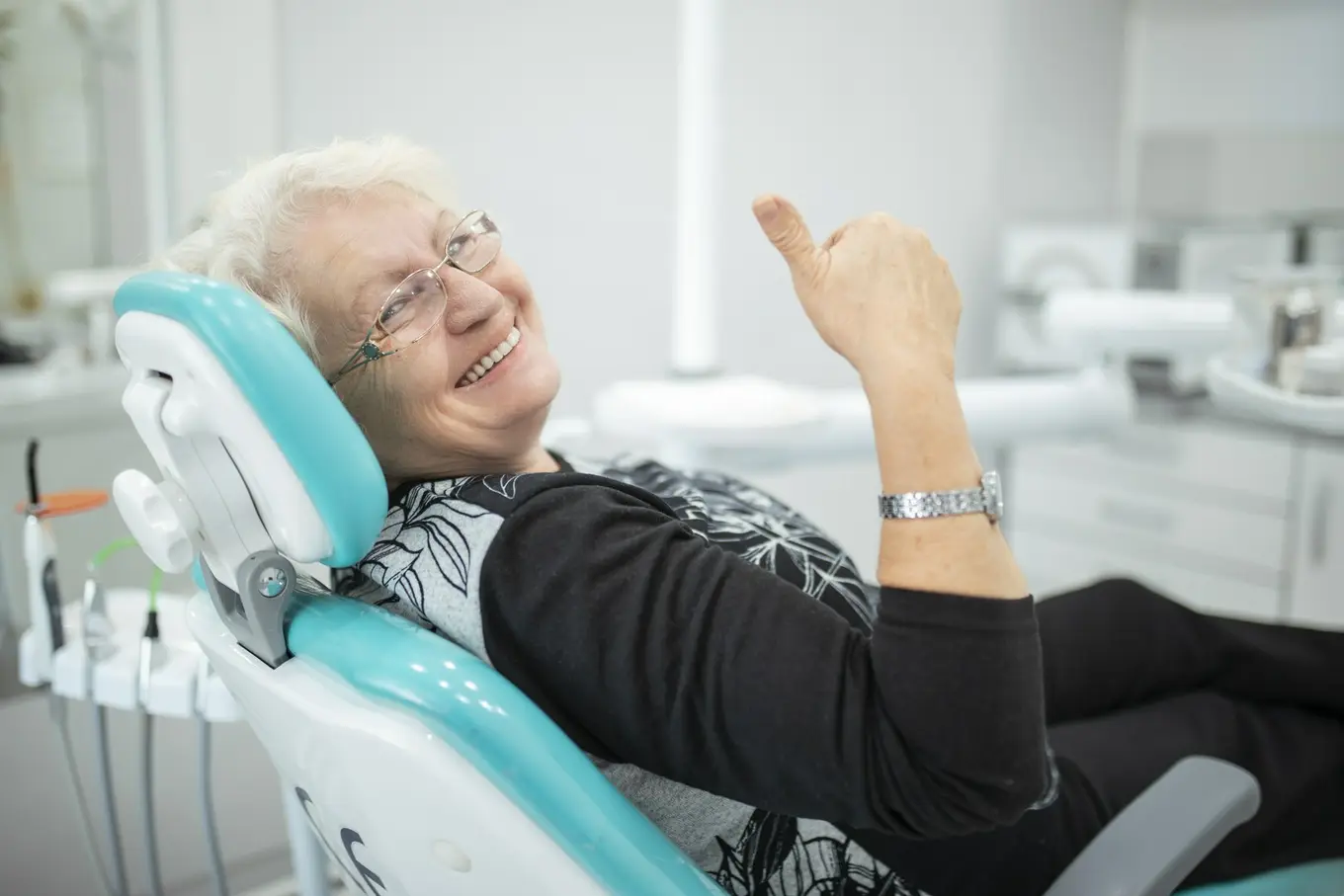 starsza kobieta na fotelu dentystycznym